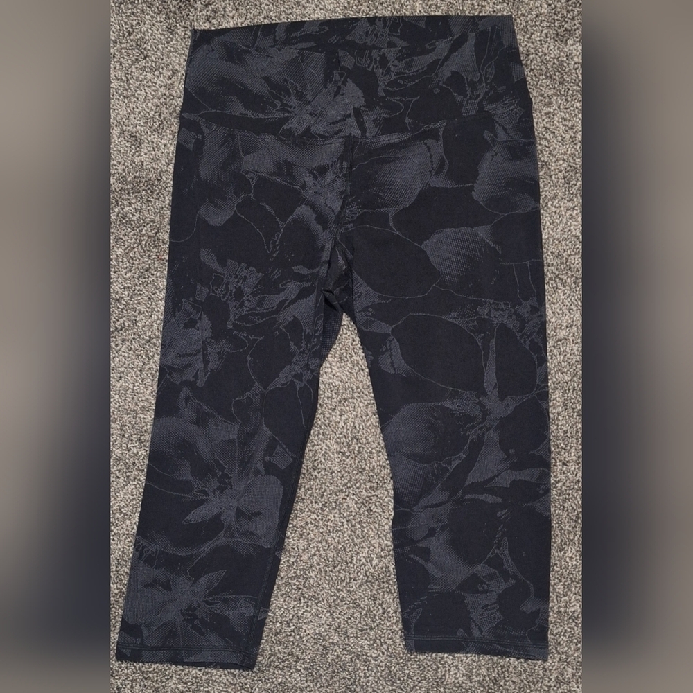 XL Old Navy Black Floral Capris